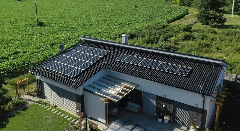 Moderný bungalov v&nbsp;Slovenskom Grobe s&nbsp;fotovoltikou na streche, pohľad z&nbsp;dronu