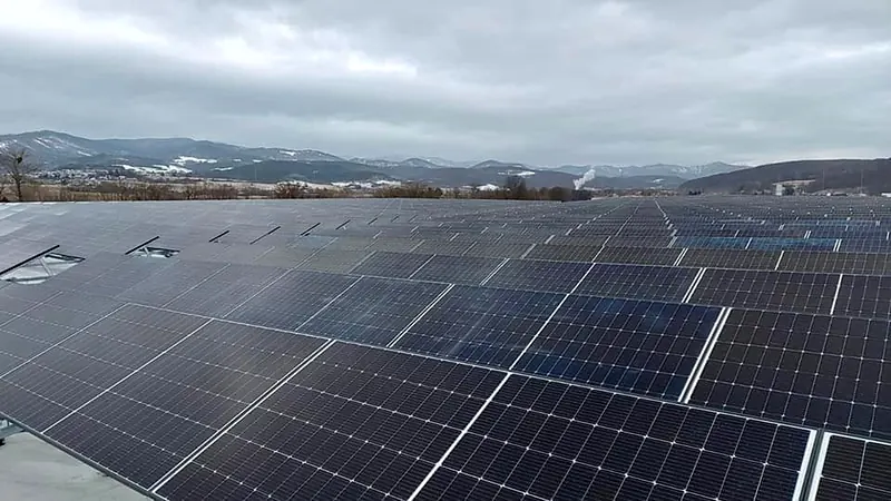 Veľká fotovoltická elektráreň na plochej streche
