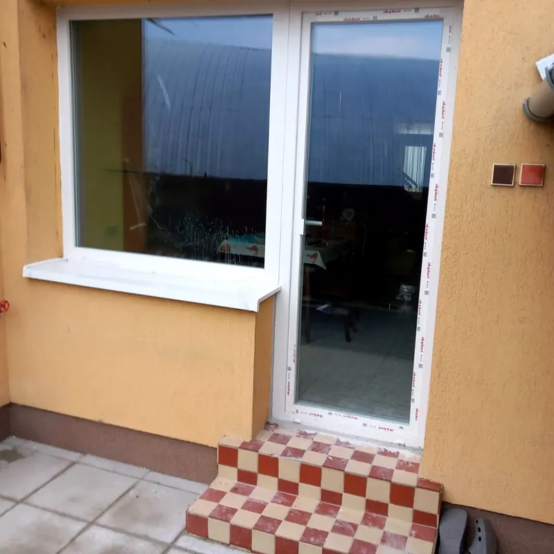 Nové plastové balkónové dvere na terasu