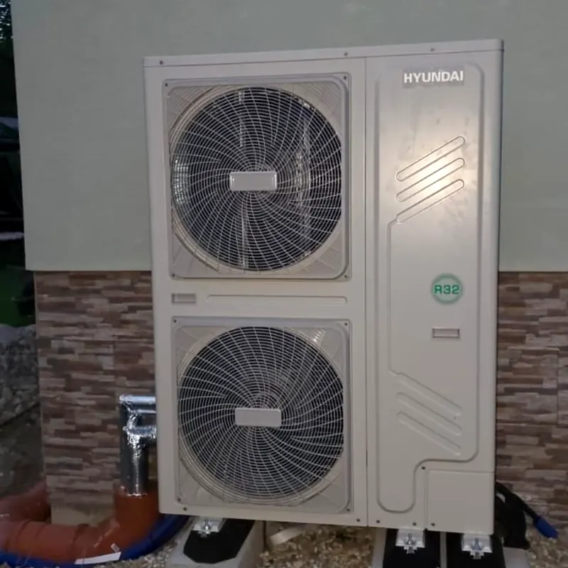 Veľká vonkajšia jednotka tepelného čerpadla s dvoma ventilátormi